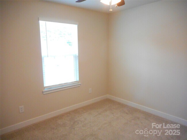 Building Photo - 421 Serenity Cir