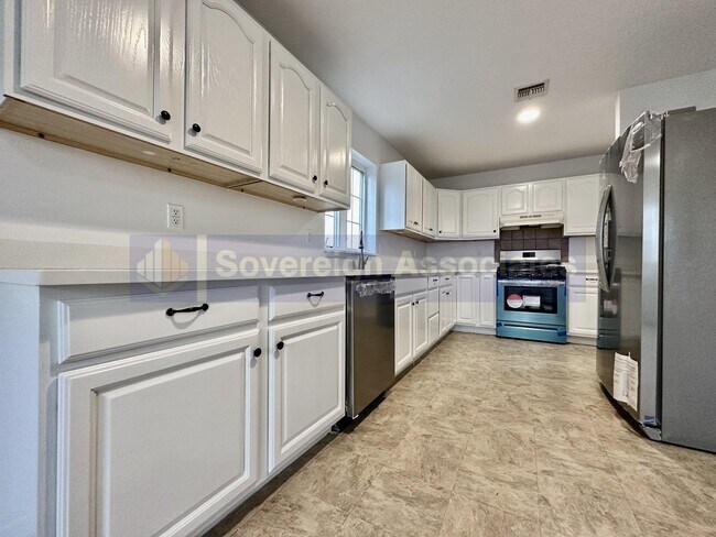 Building Photo - Beautiful house for rent.