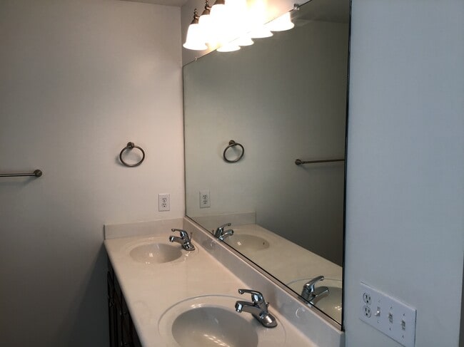 Building Photo - 2044 Longburn Dr