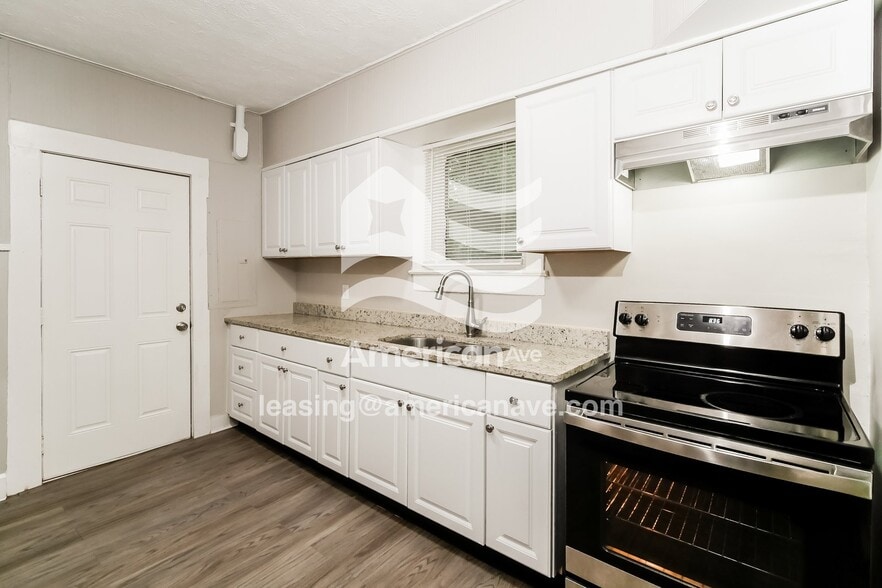 Building Photo - 3618 N Hawthorne Ln