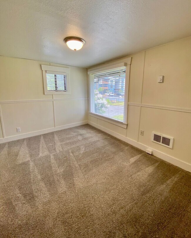 Building Photo - D&B Homes