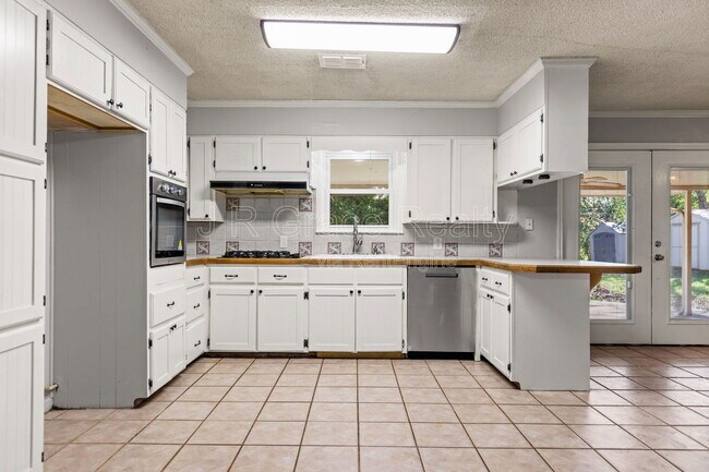 Building Photo - 8806 Fox Hollow Dr