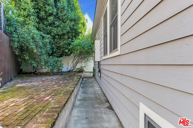 Building Photo - 6117 Glen Holly St