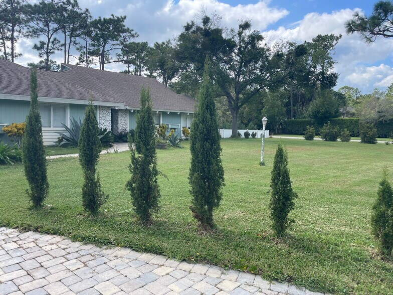 Building Photo - 213 Riverbend Rd