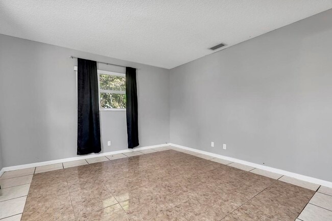 Building Photo - 915 S N St