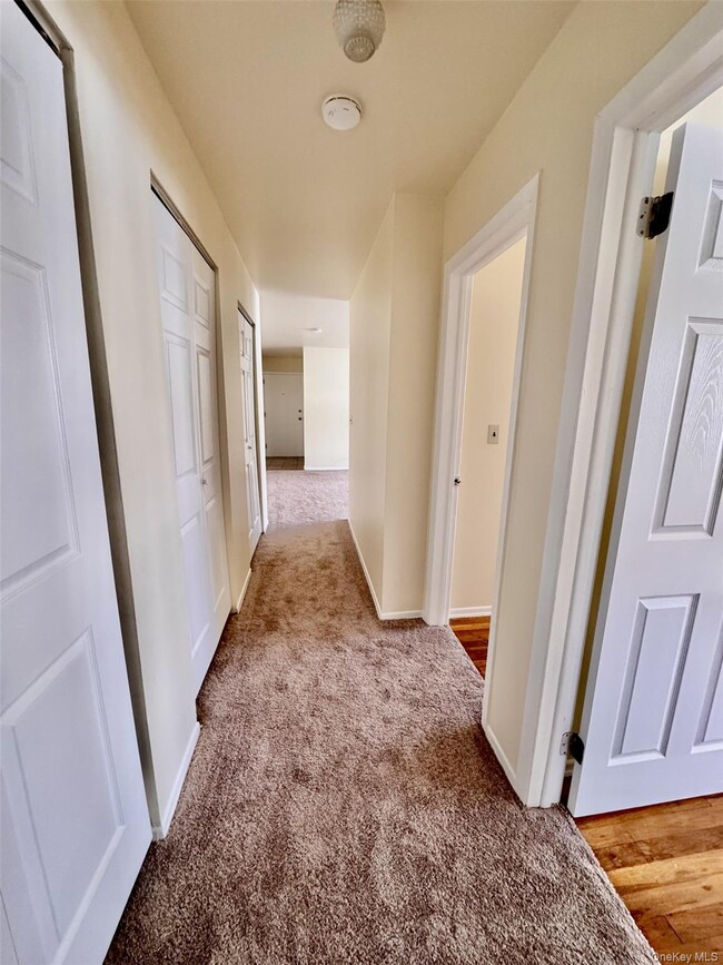 Building Photo - 7 Colonial Rd