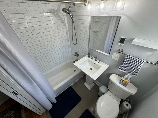 Building Photo - Charming 1 Bed 1 Bath End Unit Condo In Am...