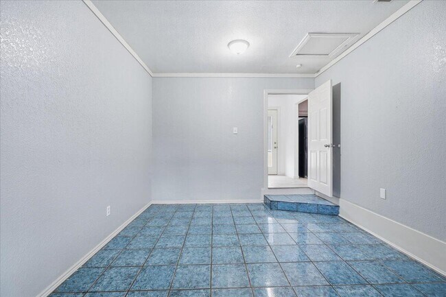 Building Photo - 510 56th St