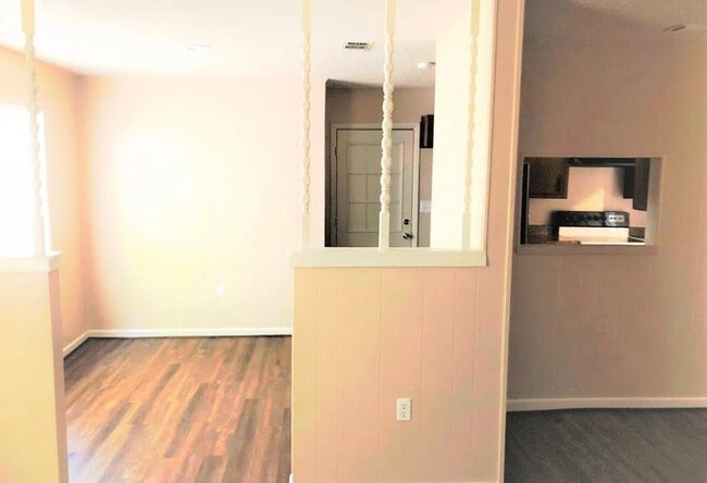 Building Photo - 3 Bedroom 1.5 Bath