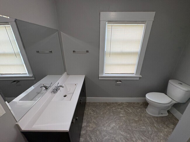 Building Photo - 2800 R St