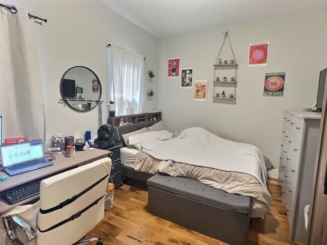 Building Photo - 260 Paris St