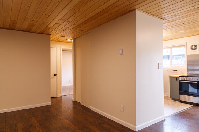 Building Photo - 306 NE 75th Ave