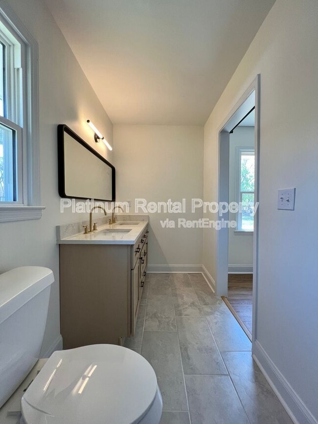 Building Photo - 212 Fernbank St