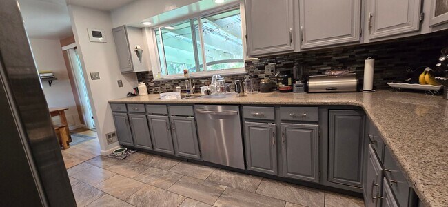 Building Photo - Spacious Ranch-Style 5BR Home w/ Finished Basement & Large Fenced Yard