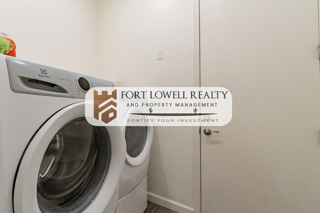 Building Photo - 3 Bedroom, 2 Bath Home near South Mountain!!