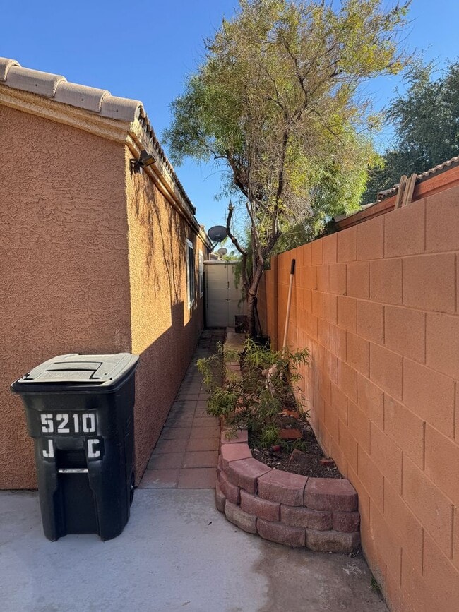 Building Photo - New Carpet and Fresh Paint