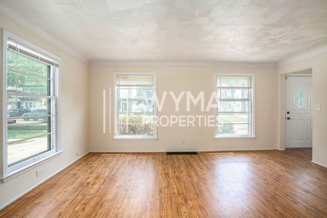 Building Photo - AVAILABLE MID-JULY!! 3 Bedroom, 1.5 Single...