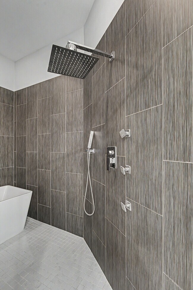 Building Photo - 1226 W 26th St