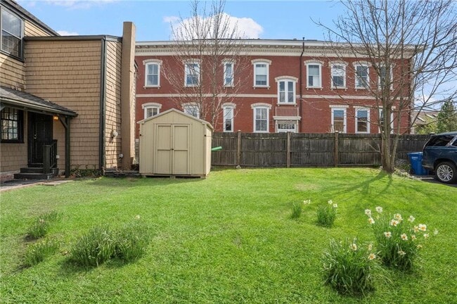 Building Photo - 14 Elm St