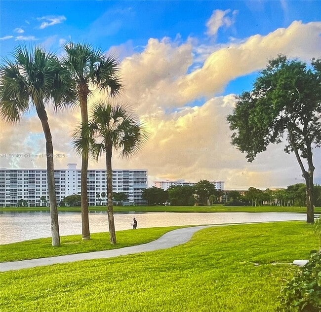 Building Photo - 2801 N Palm Aire Dr
