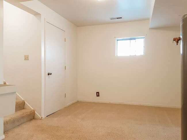 Building Photo - PET FRIENDLY 3 BED/ 2 BATH WITH GARAGE