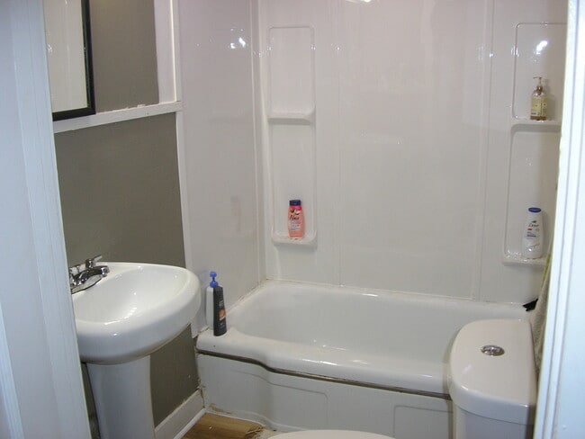 Building Photo - 1625 Catherine Dr