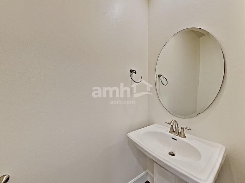 Building Photo - 10618 137th St E