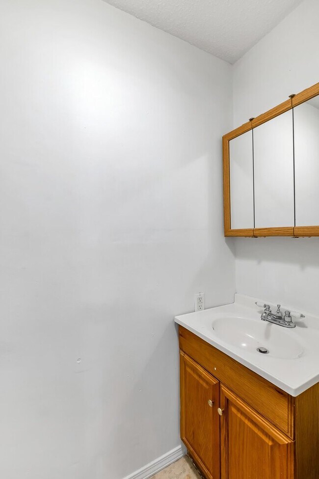 Building Photo - Spacious 3 Bedroom Ready to be rented. Section 8 Welcome