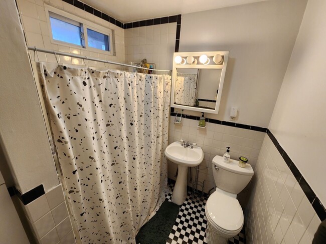 Building Photo - 134 Brooks St