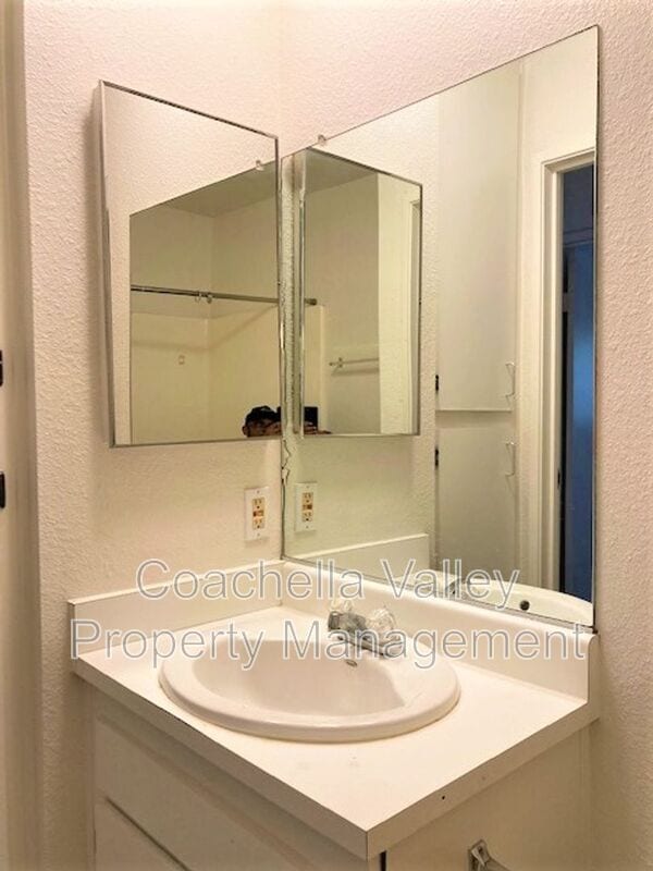 Building Photo - 2860 N Los Felices Rd