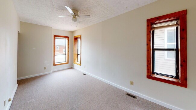 Building Photo - 1366 Indianola Ave
