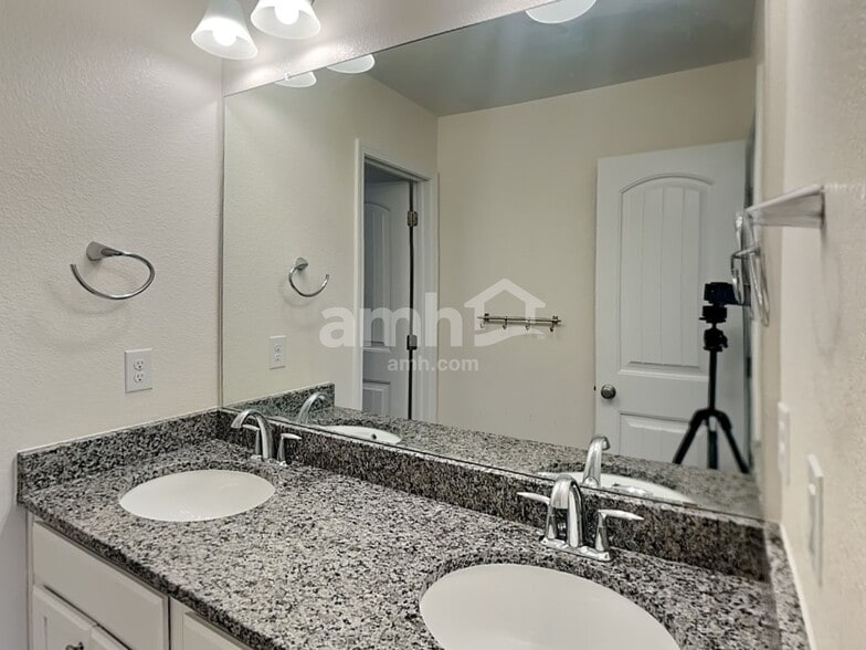 Building Photo - 12939 Ventana St