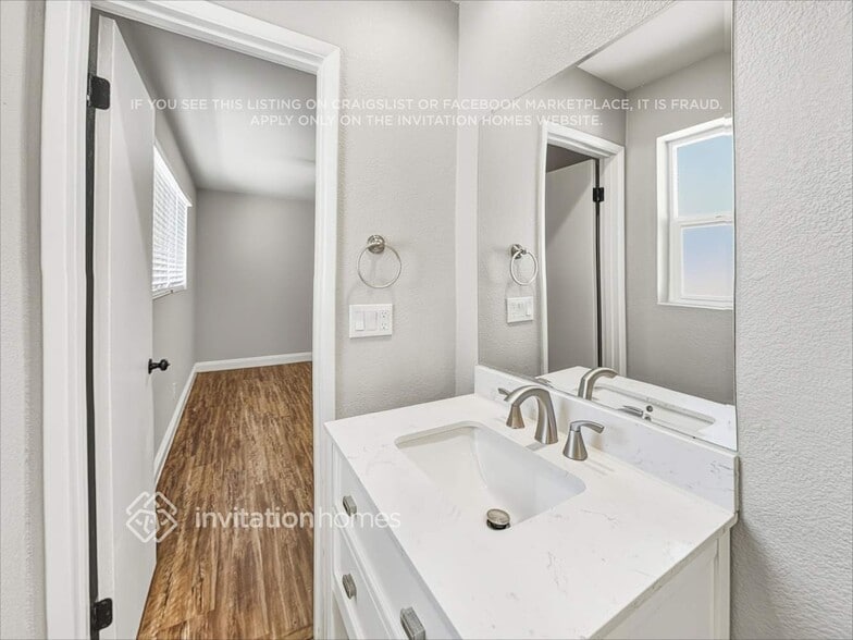 Building Photo - 3136 W Cactus Rd