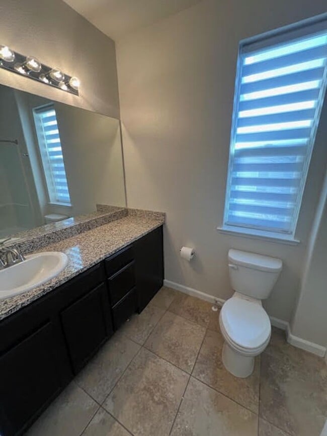 Building Photo - Freshly Painted Larger End Unit Condo for Rent!