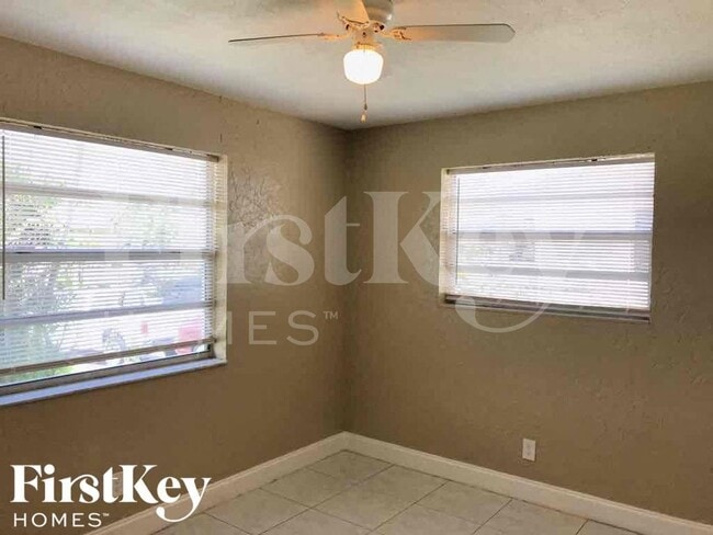 Building Photo - 2840 SW 2nd Ct