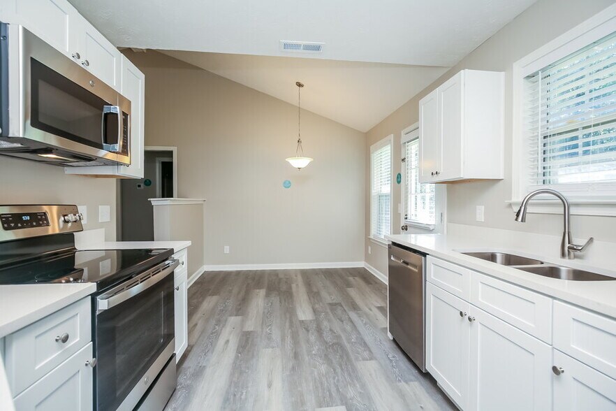 Building Photo - 1585 Ridgemont Dr