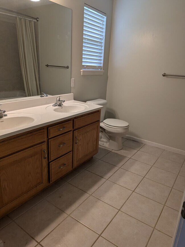 Building Photo - GORGEOUS 3 Bed 2 Bath Home