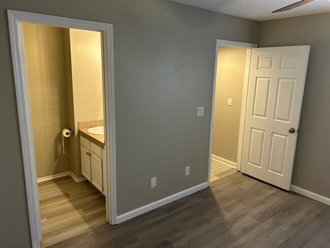 Building Photo - 101 Luna Way