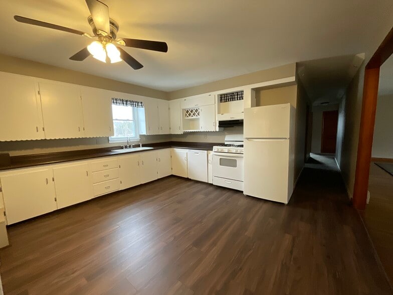 Kitchen - 3661 E Lake Rd