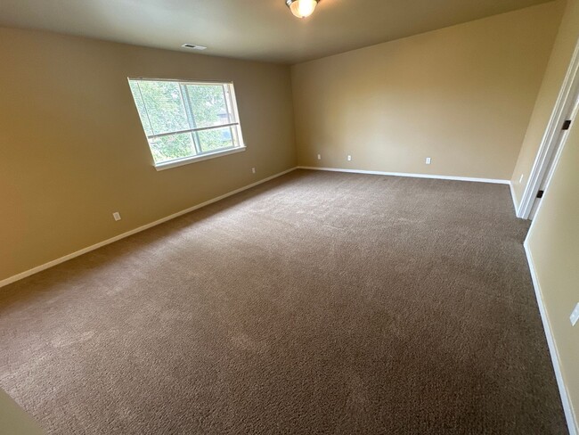 Building Photo - $500 Off 1st MONTH'S RENT, Eastside House,...