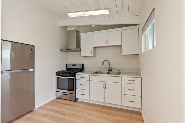Building Photo - Catalina Apartments