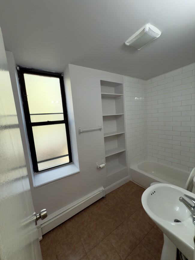 Large Bathroom - 9517 Rockaway Beach Blvd