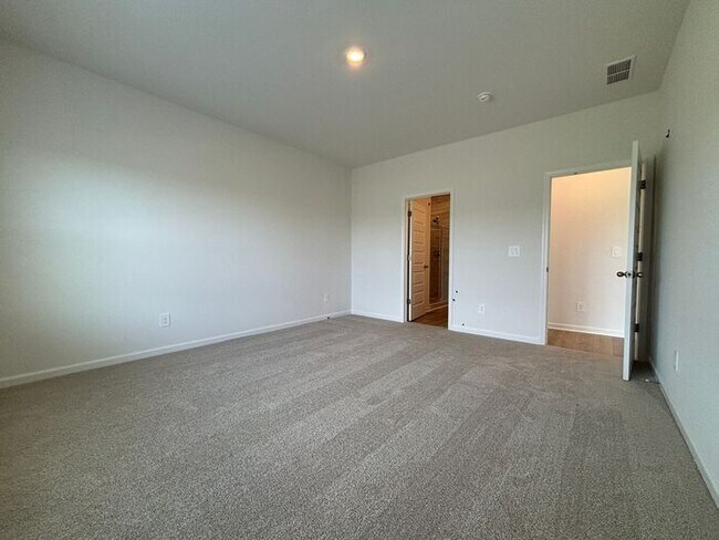 Building Photo - MOVE IN SPECIAL