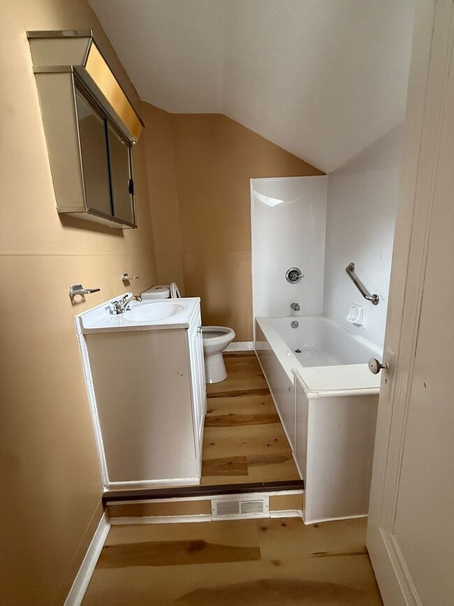 Building Photo - Lee/Harvard single home Water/Sewer included