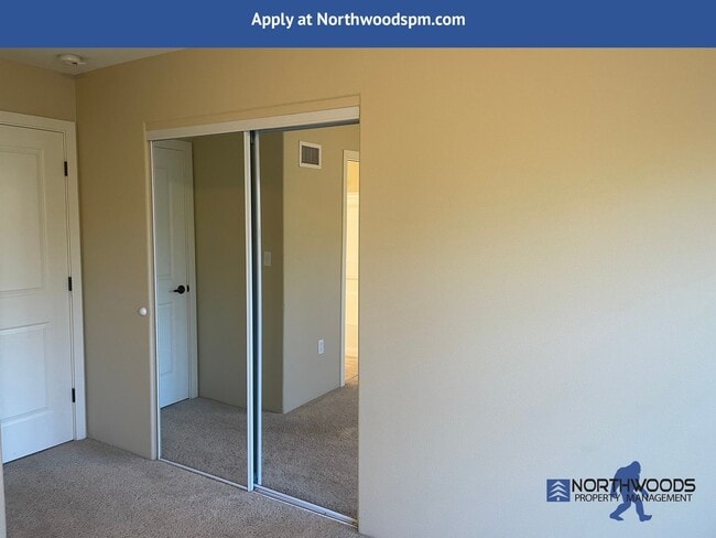 Building Photo - Beautiful 2 Bedroom 2.5 Bath Townhouse in ...