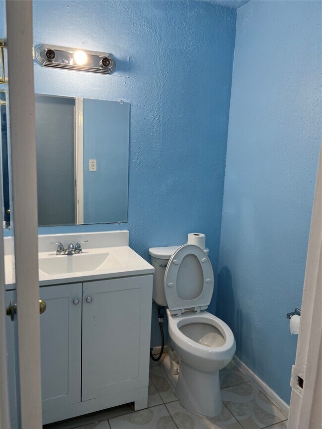 Building Photo - 8405 Wilcrest Dr