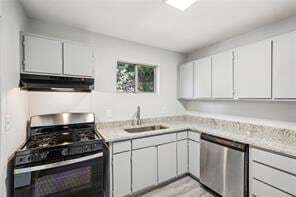 Building Photo - 5560 Kingsport Dr