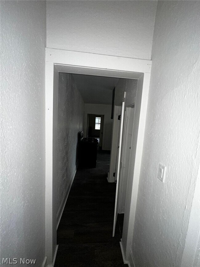 Building Photo - 1234 W 6th St