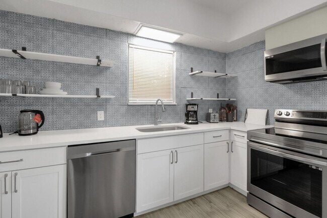 Building Photo - 570 Southwood Ave