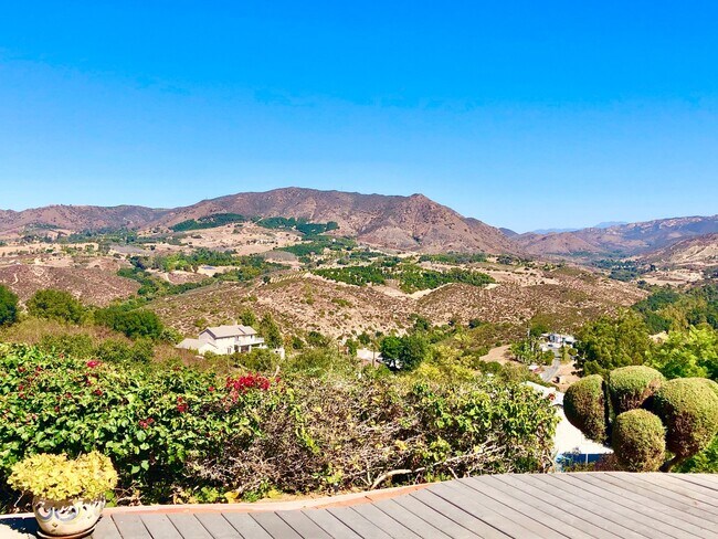 Building Photo - Beautiful Custom Home in Fallbrook, just m...